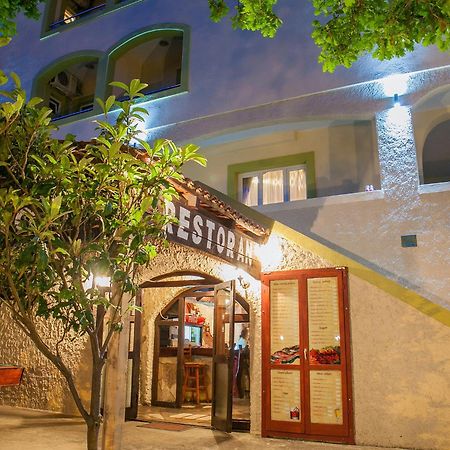 Pansion Nobel Hotell Petrovac Exteriör bild