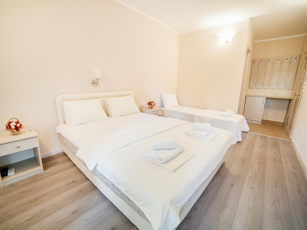 Pansion Nobel Hotell Petrovac Rum bild