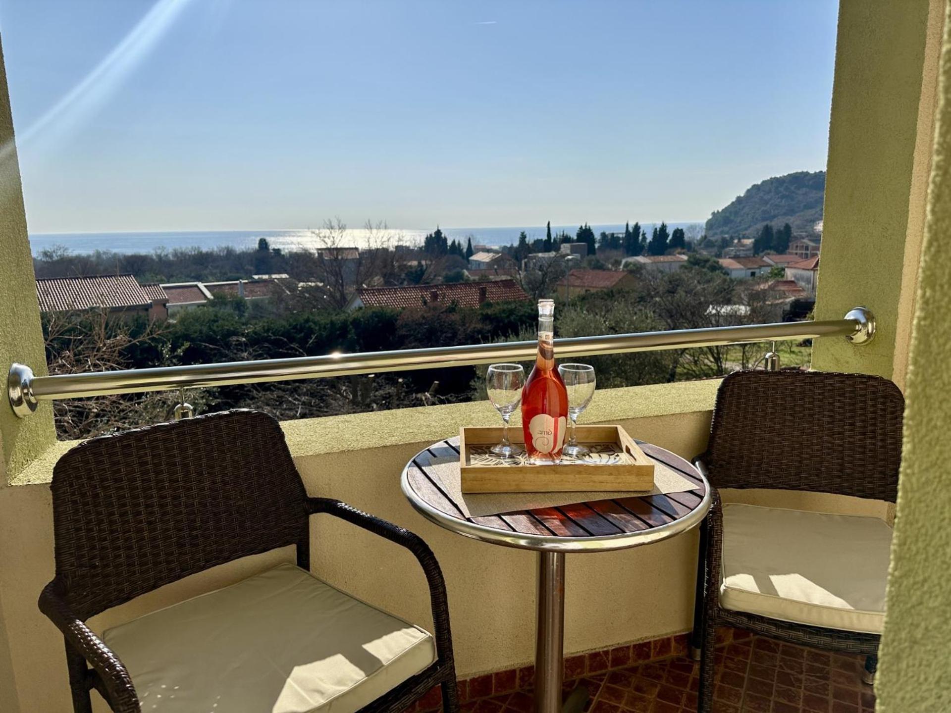Pansion Nobel Hotell Petrovac Exteriör bild