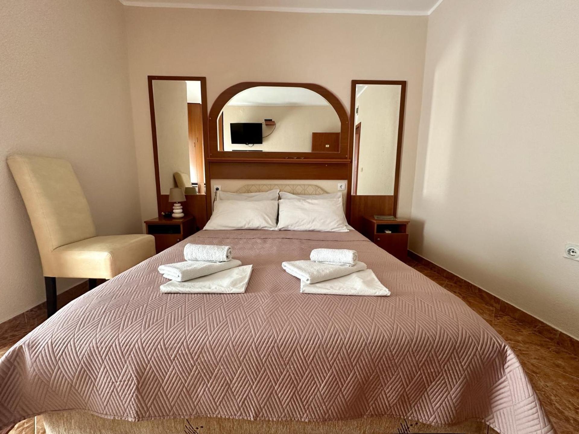 Pansion Nobel Hotell Petrovac Exteriör bild