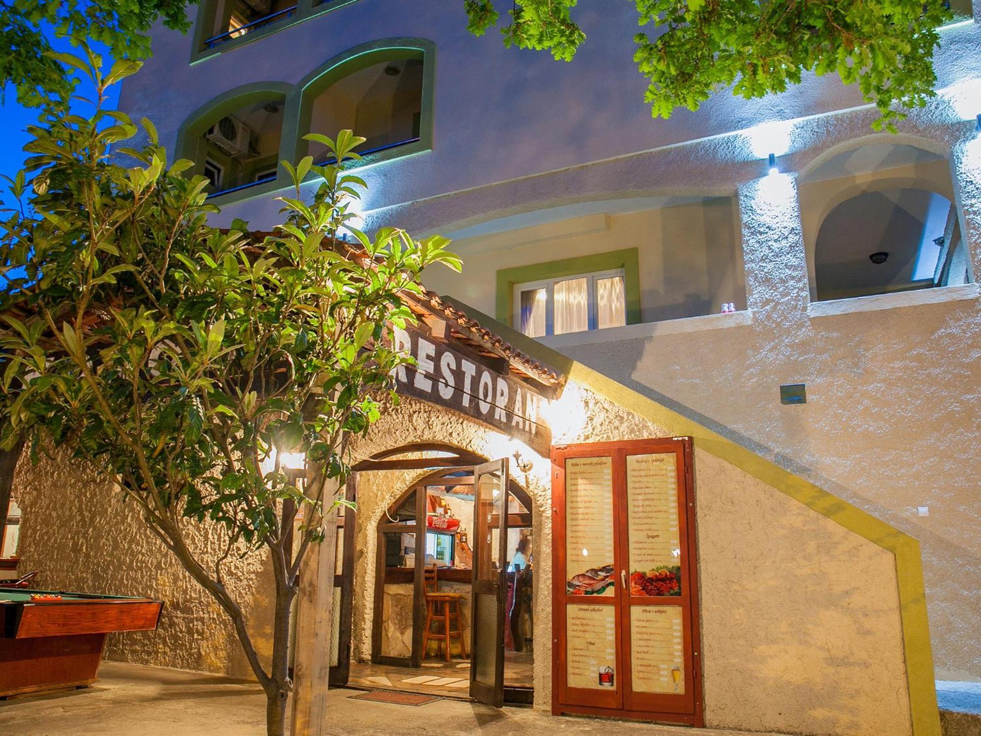 Pansion Nobel Hotell Petrovac Exteriör bild