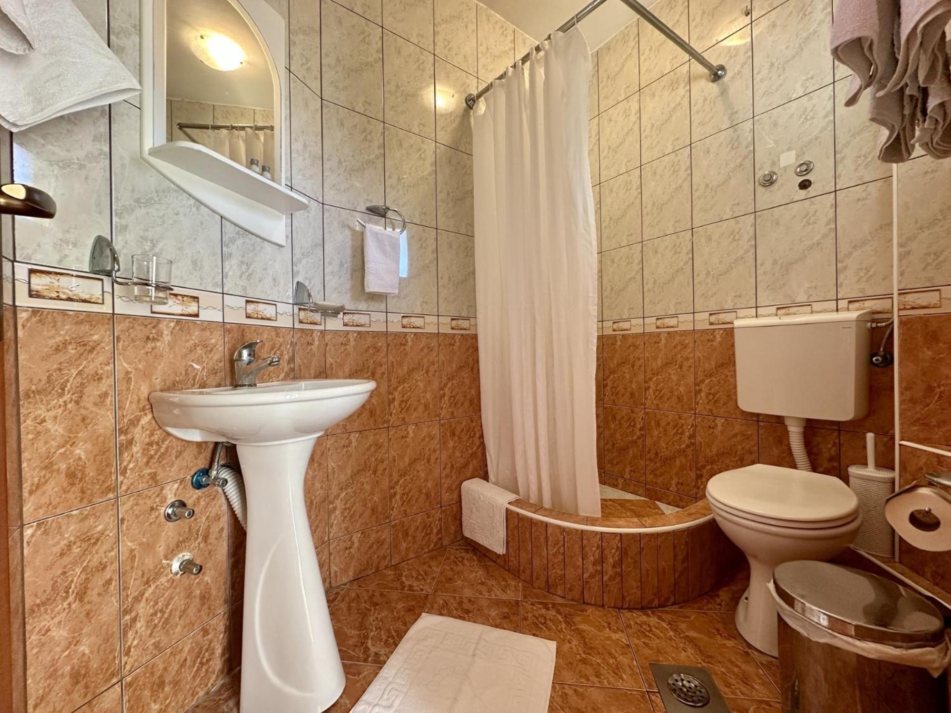 Pansion Nobel Hotell Petrovac Exteriör bild