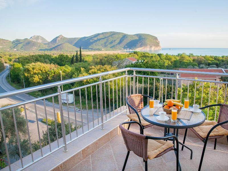 Pansion Nobel Hotell Petrovac Exteriör bild