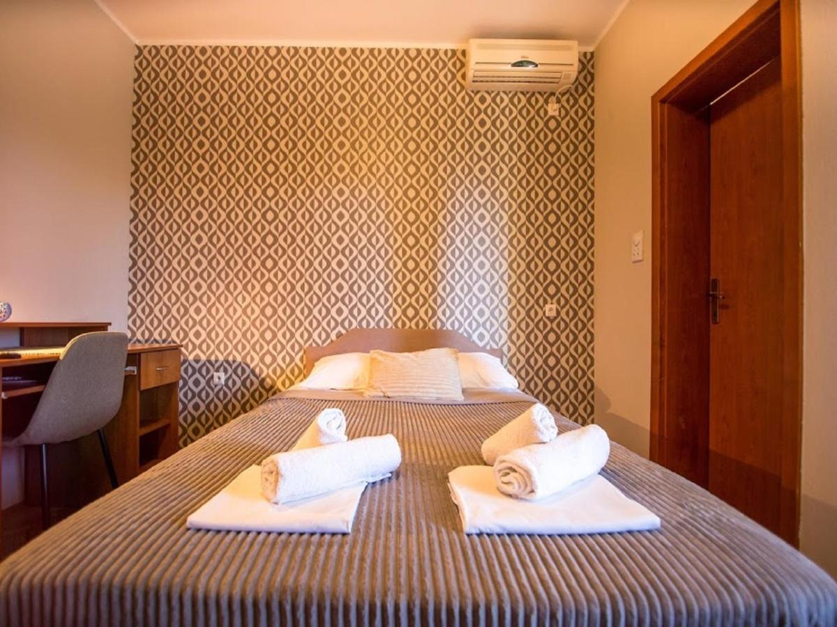 Pansion Nobel Hotell Petrovac Exteriör bild