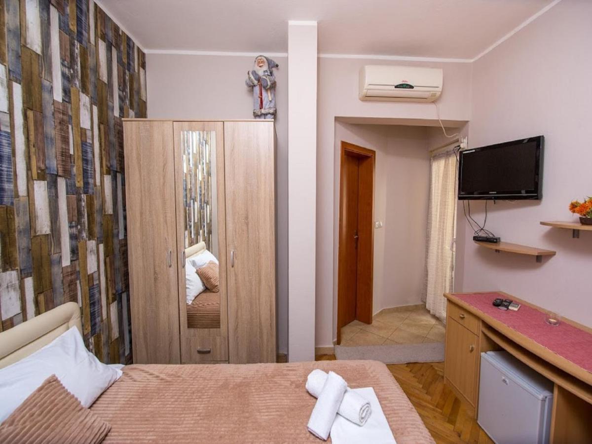 Pansion Nobel Hotell Petrovac Exteriör bild